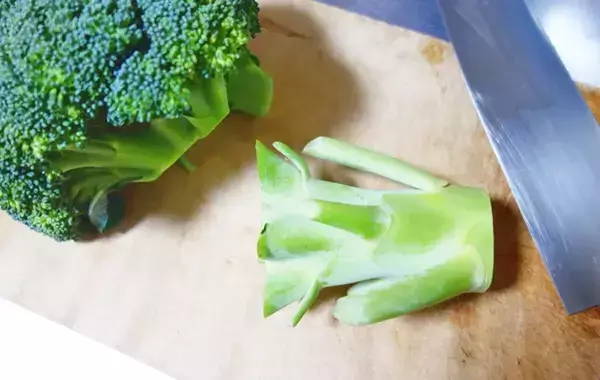 ブロッコリーの茎、捨てないで！　思わぬ食べ方に「夫が感心」「食感いい！」