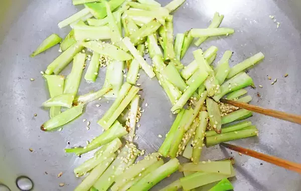 ブロッコリーの茎、捨てないで！　思わぬ食べ方に「夫が感心」「食感いい！」