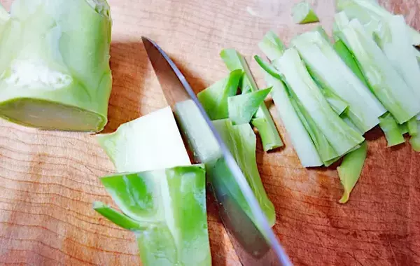 ブロッコリーの茎、捨てないで！　思わぬ食べ方に「夫が感心」「食感いい！」