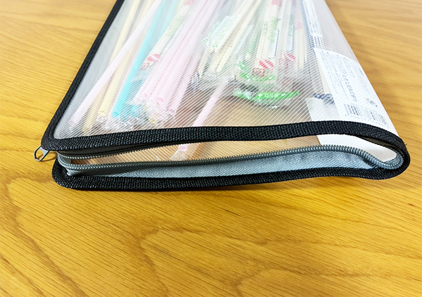 ファスナーを片側だけ開けておくと？　キッチン雑貨の収納で役立つ『アイディア』がこちら