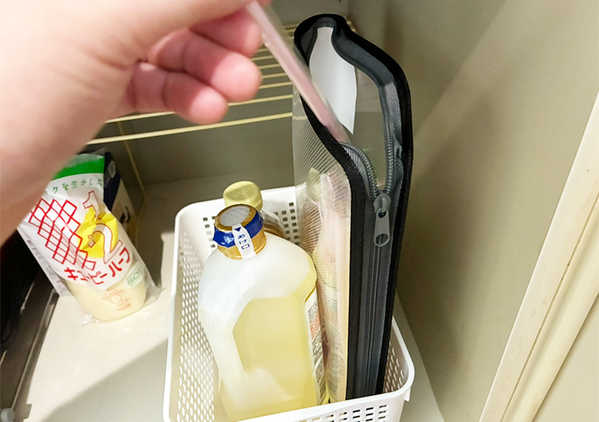 ファスナーを片側だけ開けておくと？　キッチン雑貨の収納で役立つ『アイディア』がこちら