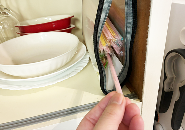 ファスナーを片側だけ開けておくと？　キッチン雑貨の収納で役立つ『アイディア』がこちら
