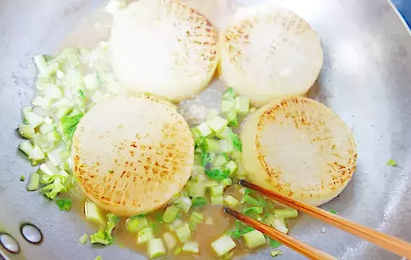 大根に格子状の切り込みを入れて…　できた一品に、夫が「これはおいしい！」と絶賛