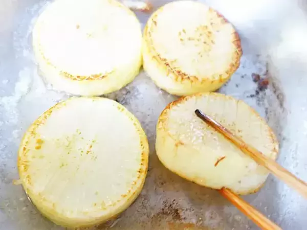 大根に格子状の切り込みを入れて…　できた一品に、夫が「これはおいしい！」と絶賛