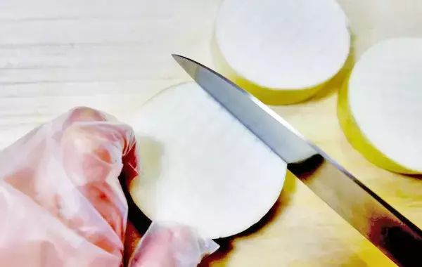 大根に格子状の切り込みを入れて…　できた一品に、夫が「これはおいしい！」と絶賛