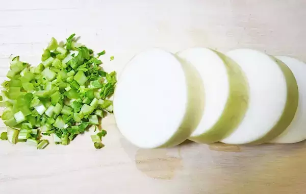 大根に格子状の切り込みを入れて…　できた一品に、夫が「これはおいしい！」と絶賛