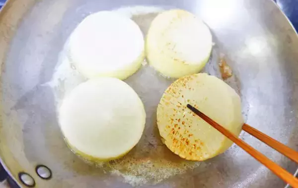 大根に格子状の切り込みを入れて…　できた一品に、夫が「これはおいしい！」と絶賛