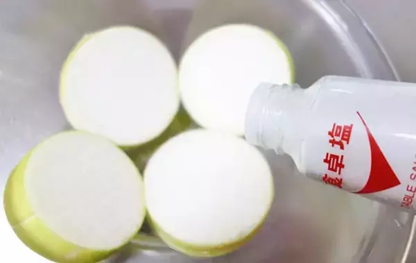 大根に格子状の切り込みを入れて…　できた一品に、夫が「これはおいしい！」と絶賛