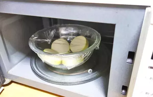 大根に格子状の切り込みを入れて…　できた一品に、夫が「これはおいしい！」と絶賛