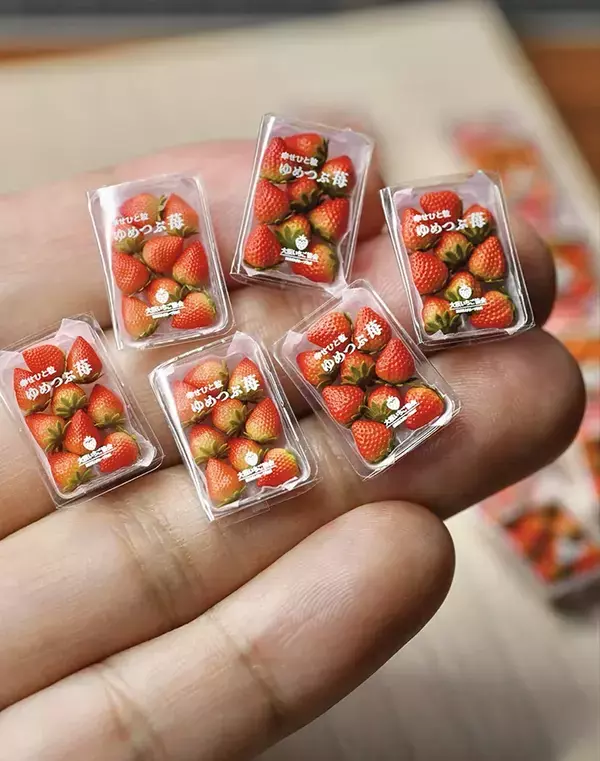 「脳がバグる」「本物にしか見えない」　みずみずしいイチゴの写真、実は？