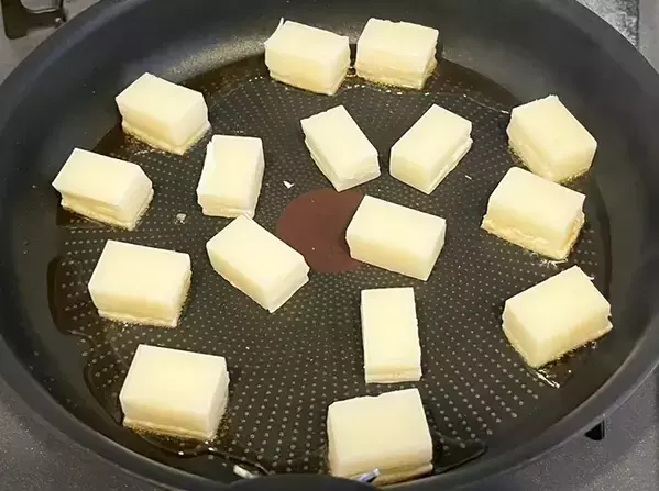 切り餅を『ごま油』でカリッと焼いたら…　できたものに「ウマすぎる！」と家族が大絶賛