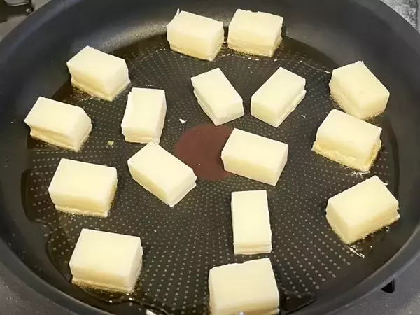 切り餅を『ごま油』でカリッと焼いたら…　できたものに「ウマすぎる！」と家族が大絶賛