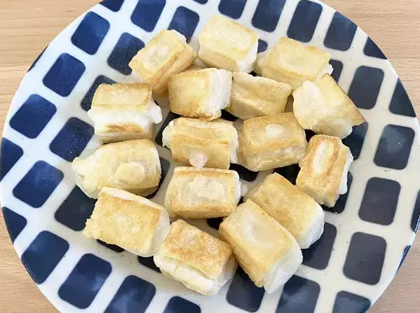 切り餅を『ごま油』でカリッと焼いたら…　できたものに「ウマすぎる！」と家族が大絶賛