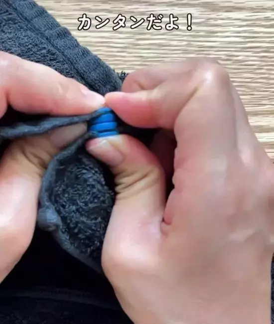 タオル掛けに『ヘアゴム』を通すと？　意外な活用法に「コレは便利」「賢い」