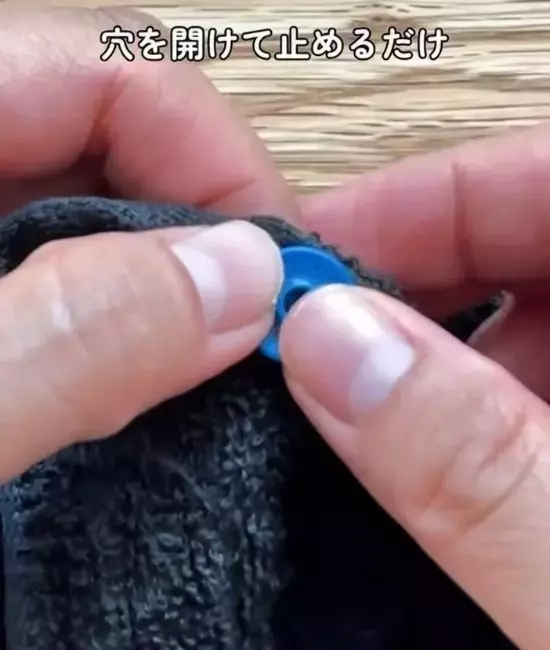 タオル掛けに『ヘアゴム』を通すと？　意外な活用法に「コレは便利」「賢い」