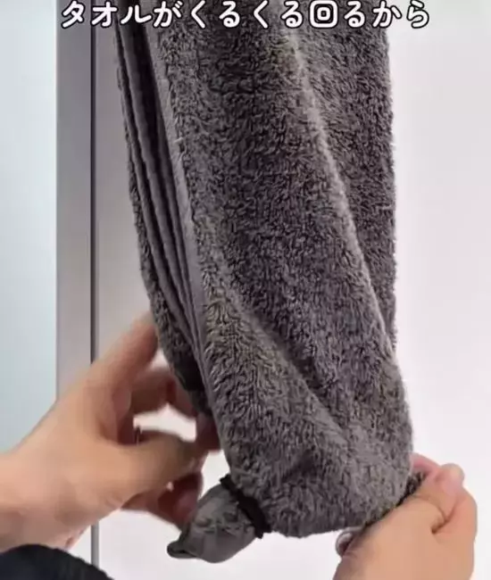 タオル掛けに『ヘアゴム』を通すと？　意外な活用法に「コレは便利」「賢い」