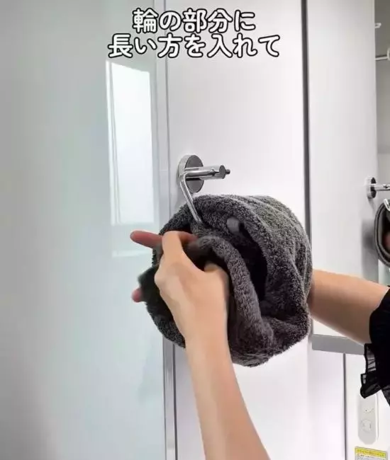 タオル掛けに『ヘアゴム』を通すと？　意外な活用法に「コレは便利」「賢い」