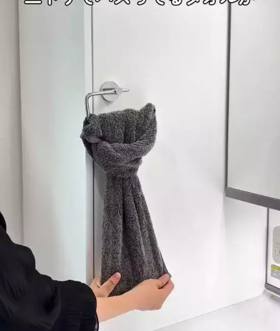 タオル掛けに『ヘアゴム』を通すと？　意外な活用法に「コレは便利」「賢い」
