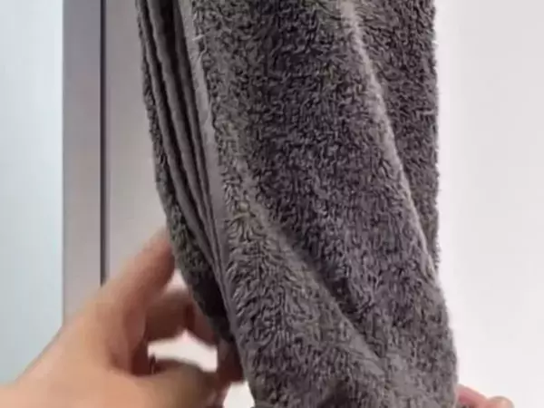 タオル掛けに『ヘアゴム』を通すと？　意外な活用法に「コレは便利」「賢い」