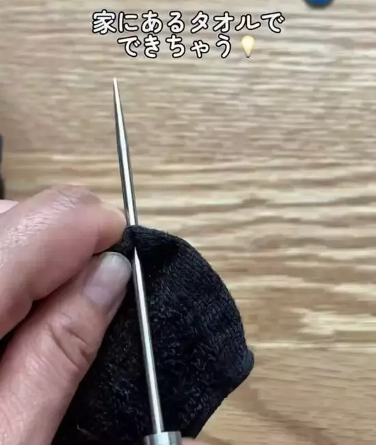 タオル掛けに『ヘアゴム』を通すと？　意外な活用法に「コレは便利」「賢い」