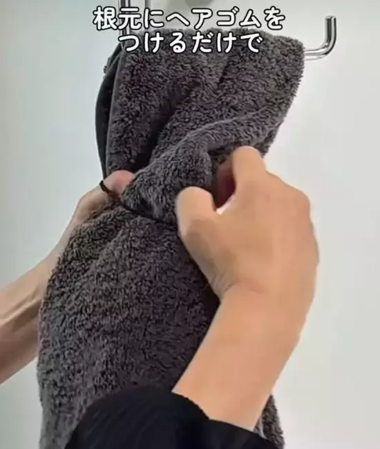 タオル掛けに『ヘアゴム』を通すと？　意外な活用法に「コレは便利」「賢い」