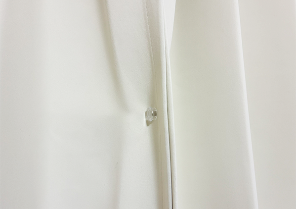 ダイソーのクリップをカーテン横につけると？　冬の超簡単な工夫に「想像以上にいい！」