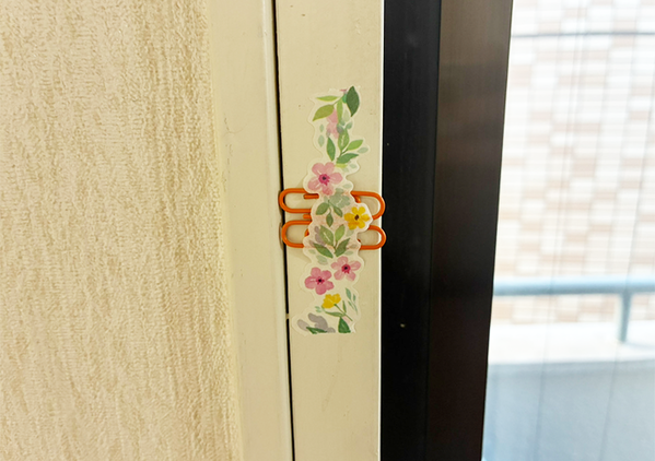 ダイソーのクリップをカーテン横につけると？　冬の超簡単な工夫に「想像以上にいい！」