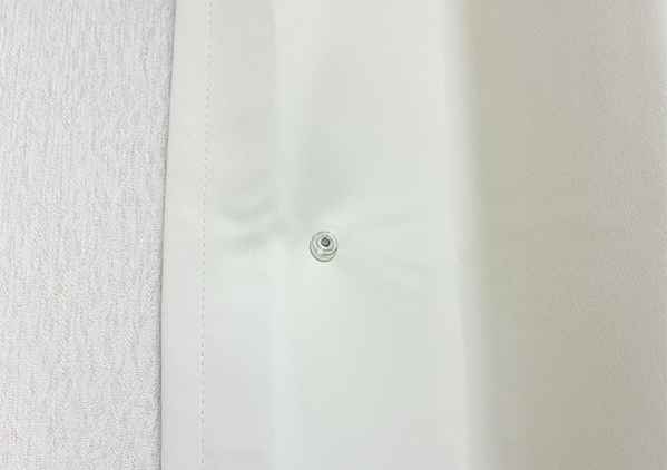 ダイソーのクリップをカーテン横につけると？　冬の超簡単な工夫に「想像以上にいい！」