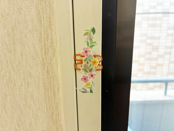 ダイソーのクリップをカーテン横につけると？　冬の超簡単な工夫に「想像以上にいい！」