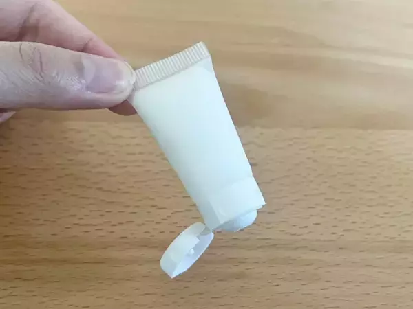 ハンドクリーム、持ち歩くのやめてた人へ　セリアの商品に詰め替えたら快適すぎ！