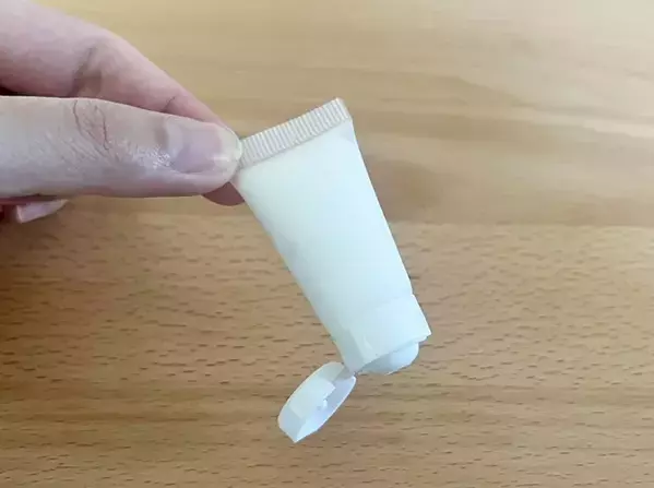 ハンドクリーム、持ち歩くのやめてた人へ　セリアの商品に詰め替えたら快適すぎ！