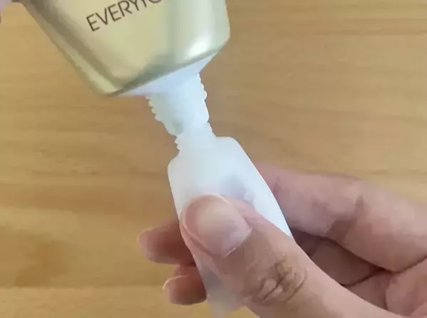 ハンドクリーム、持ち歩くのやめてた人へ　セリアの商品に詰め替えたら快適すぎ！