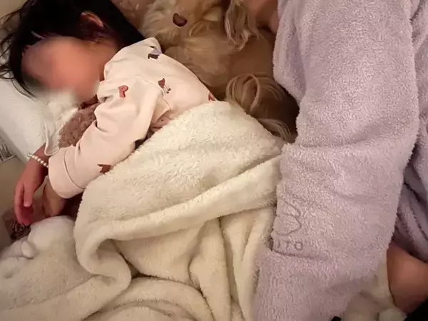 並んで寝ている父親と娘　それを見た愛犬が…とった行動に「かわいすぎる」「お顔が訴えてるね」