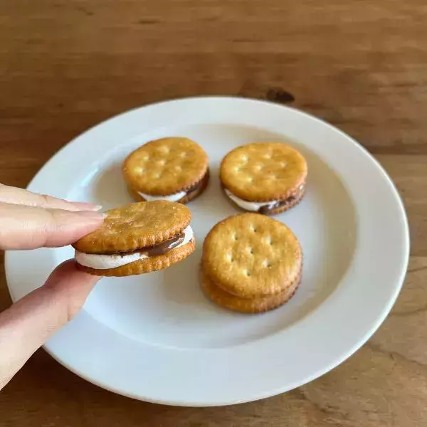 たった『20秒』加熱するだけ！　クラッカーの意外な食べ方に「沼った」「子供も喜ぶ」