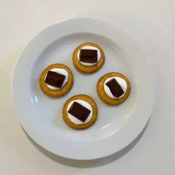 たった『20秒』加熱するだけ！　クラッカーの意外な食べ方に「沼った」「子供も喜ぶ」