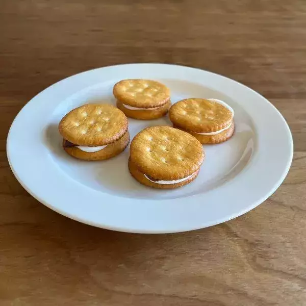 たった『20秒』加熱するだけ！　クラッカーの意外な食べ方に「沼った」「子供も喜ぶ」