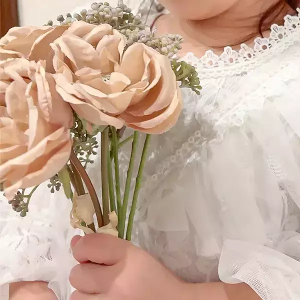 「絶対にそれ着て外出るなよ」　4歳娘の『真っ白なワンピース』に、家族が苦笑い