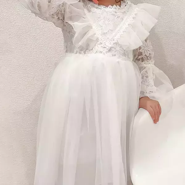 「絶対にそれ着て外出るなよ」　4歳娘の『真っ白なワンピース』に、家族が苦笑い