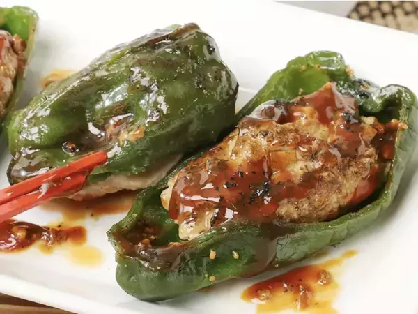 『ピーマンの肉詰め』に「本物にしか見えない」「脳が混乱する」　正体は？