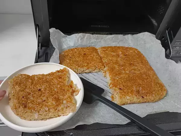 「焼きおにぎりはこう」　握らない大胆なアイディアに「強すぎて笑った」「天才の発想」