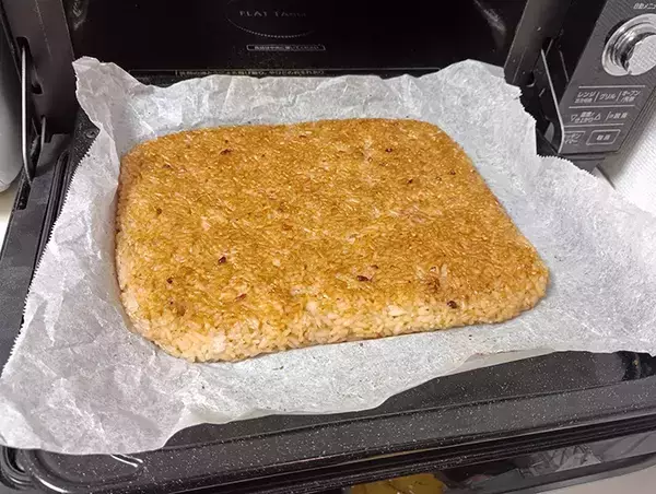 「焼きおにぎりはこう」　握らない大胆なアイディアに「強すぎて笑った」「天才の発想」