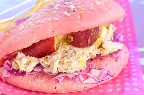 ピンクのパンの間に…サツマイモの甘露煮がゴロッ！　限定サンドが想像以上【ディズニー】