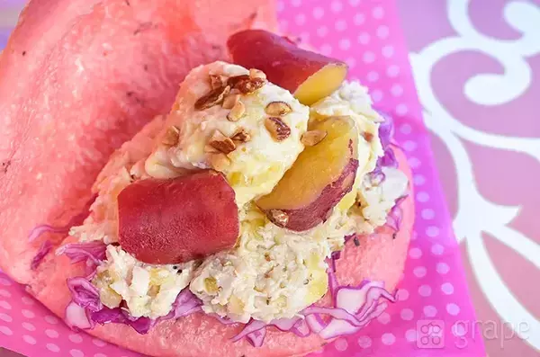 ピンクのパンの間に…サツマイモの甘露煮がゴロッ！　限定サンドが想像以上【ディズニー】