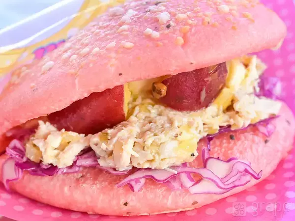 ピンクのパンの間に…サツマイモの甘露煮がゴロッ！　限定サンドが想像以上【ディズニー】