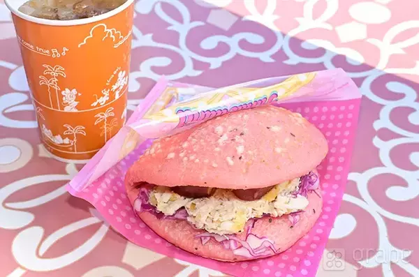 ピンクのパンの間に…サツマイモの甘露煮がゴロッ！　限定サンドが想像以上【ディズニー】