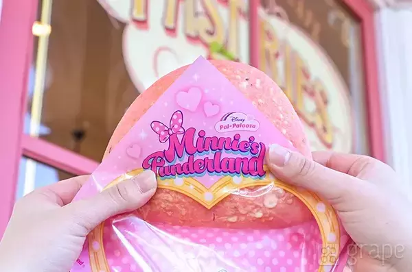 ピンクのパンの間に…サツマイモの甘露煮がゴロッ！　限定サンドが想像以上【ディズニー】