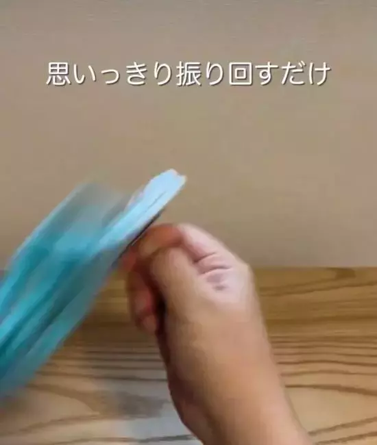 ハサミを取りに行く必要なし！　タグ取りの裏技に「マジか」「やってみよう」