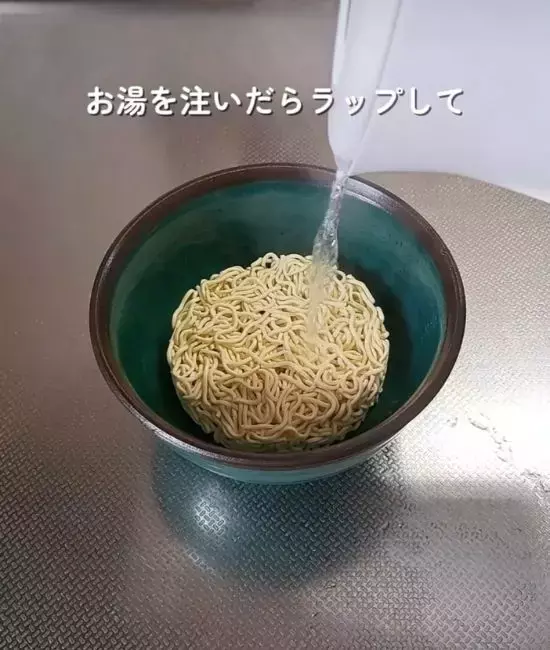 「もう鍋で作りません」　袋麺の調理法に「洗い物が減った」「天才すぎる」