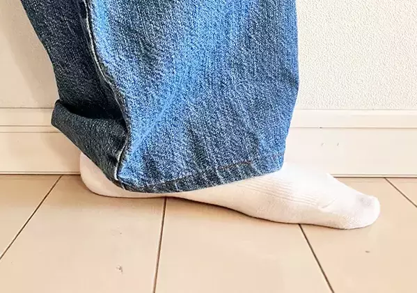 丈が長すぎる…こそチャンス！　安全ピンでつくるジーンズ新スタイル