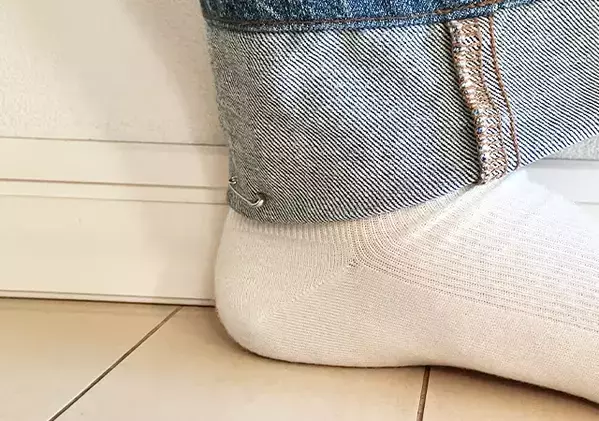丈が長すぎる…こそチャンス！　安全ピンでつくるジーンズ新スタイル